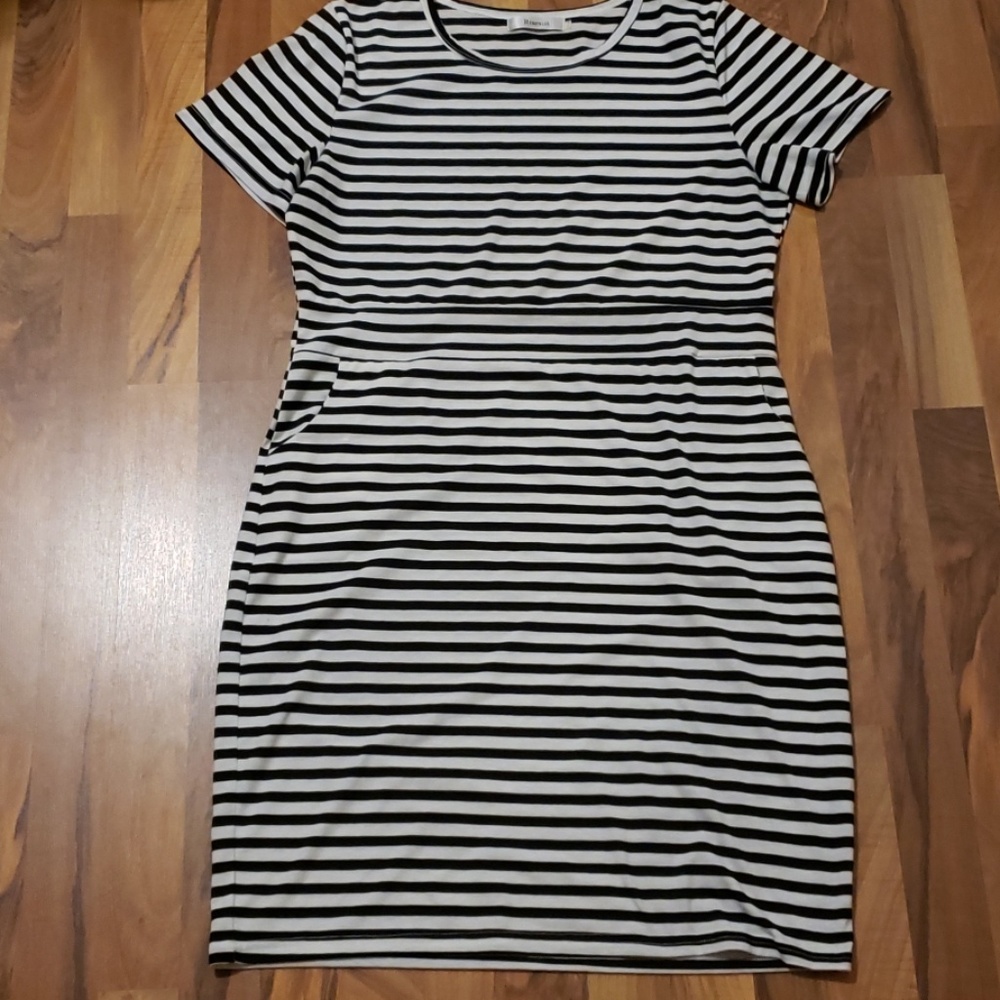Black and White Dress with Pockets!